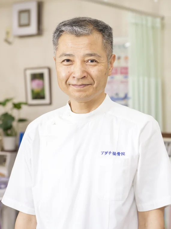 安達友昭